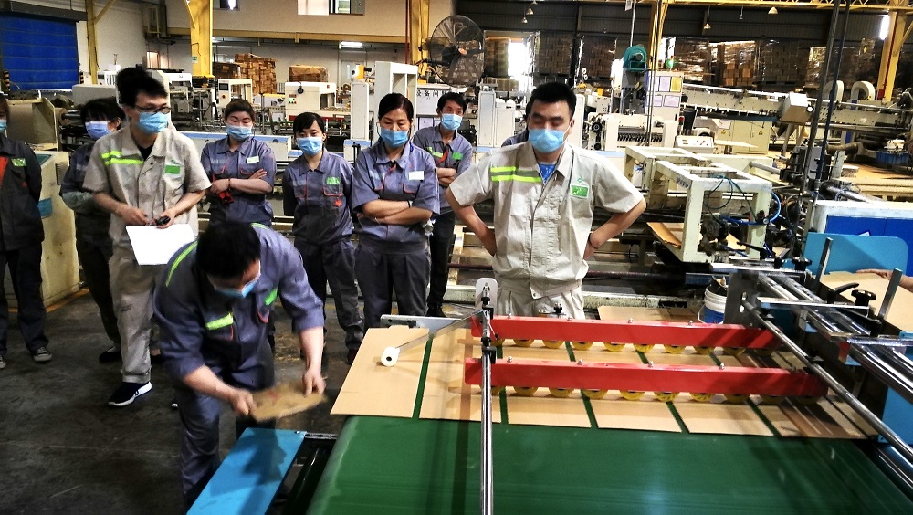 比糊盒?我最强!西安秉信印后劳务工手工糊盒竞赛活动 比糊盒?我最强!西安秉信印后劳务工手工糊盒竞赛活动